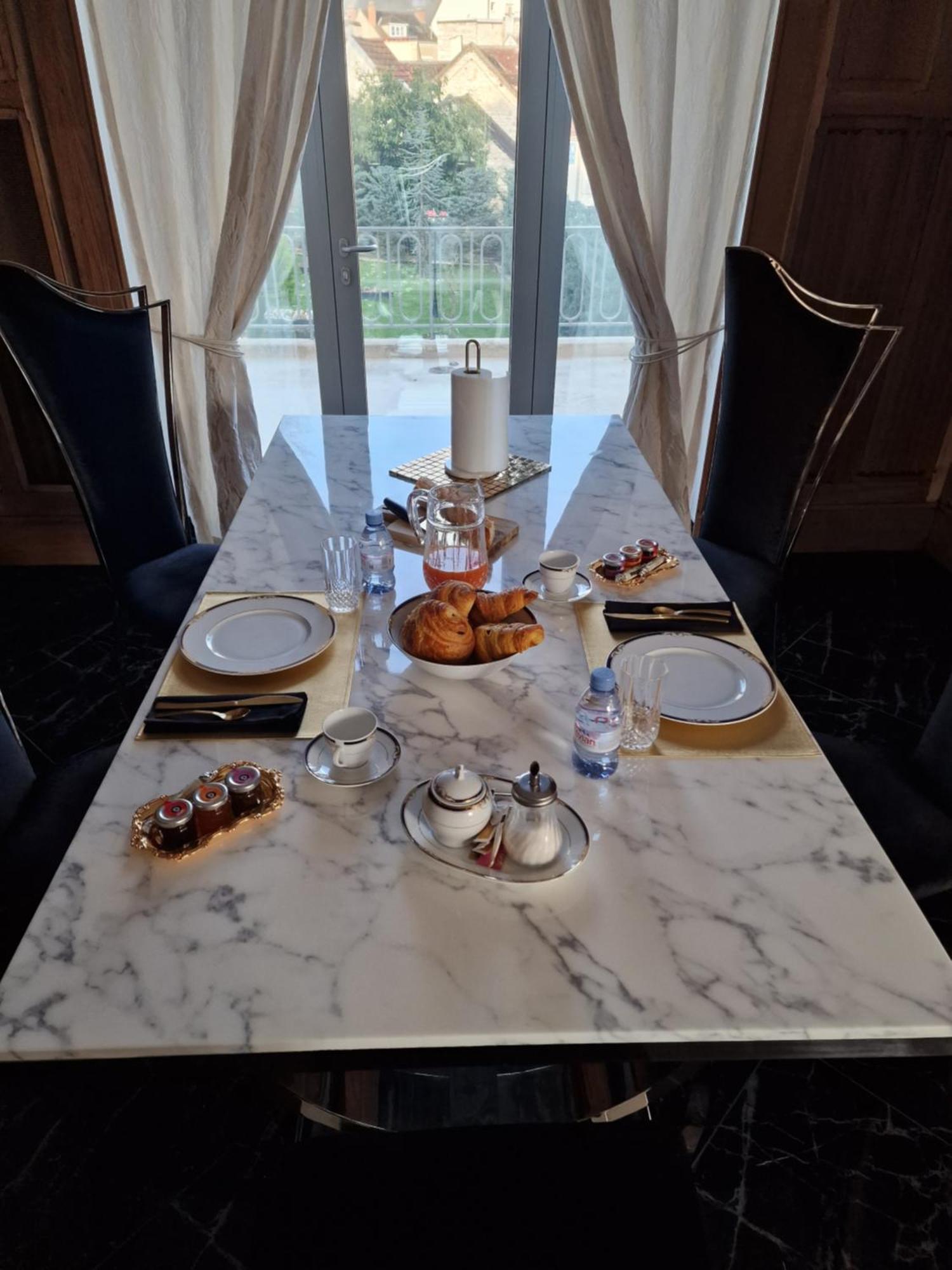 Les Etoiles Bed & Breakfast Tonnerre Bagian luar foto